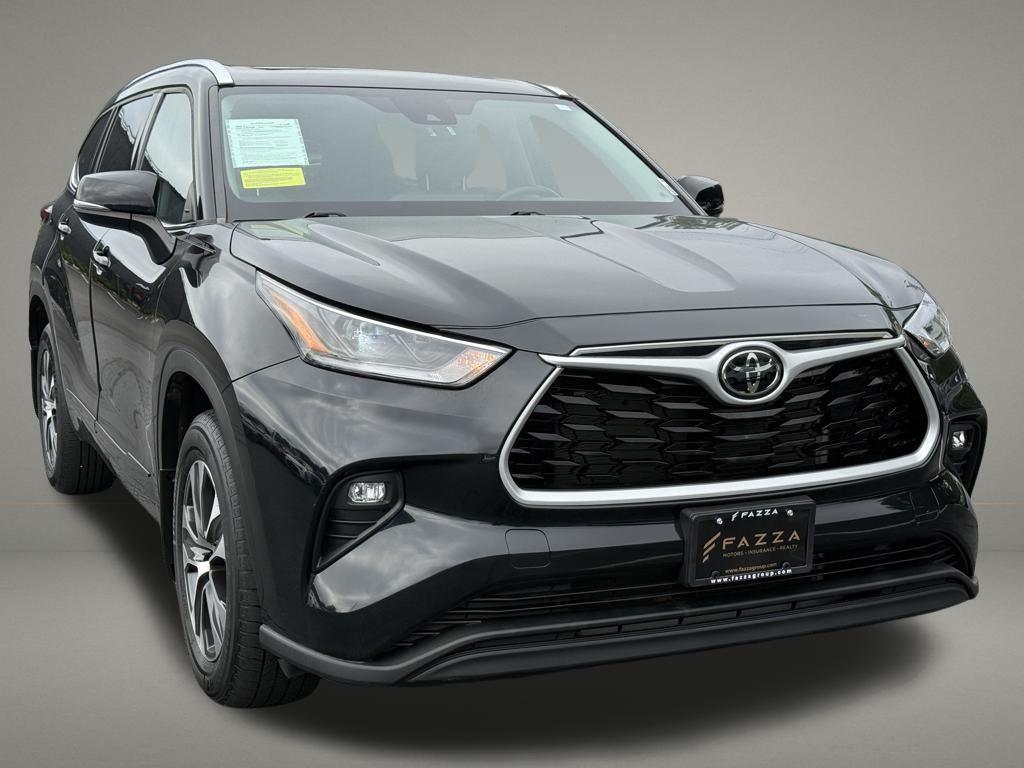 used 2021 Toyota Highlander car, priced at $34,900