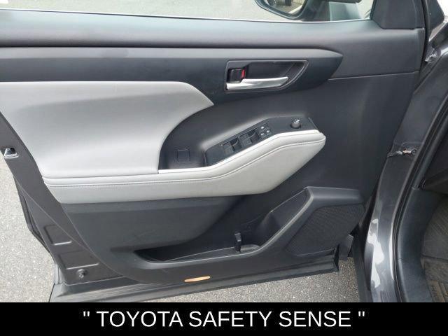 used 2021 Toyota Highlander Hybrid car, priced at $32,374