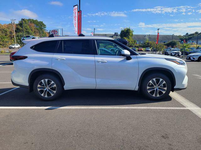new 2025 Toyota Highlander car, priced at $49,018