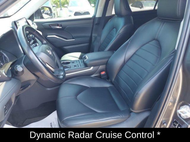 used 2022 Toyota Highlander car, priced at $36,499