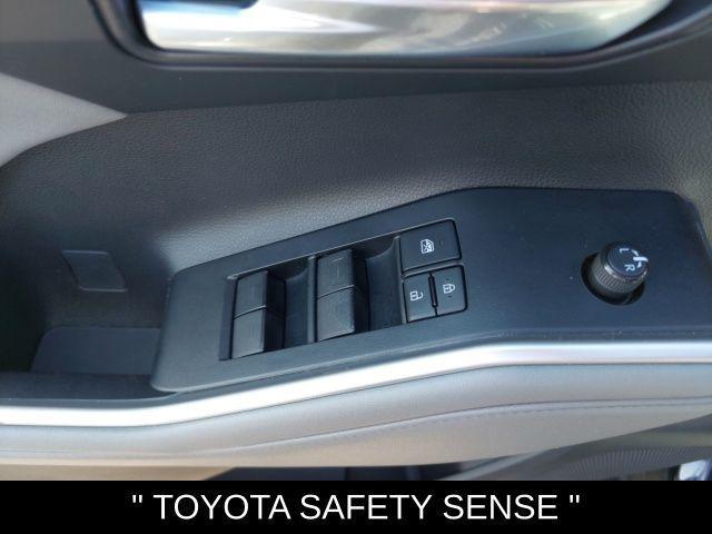 used 2021 Toyota Highlander car, priced at $34,399