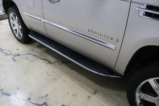 used 2007 Cadillac Escalade car, priced at $8,999