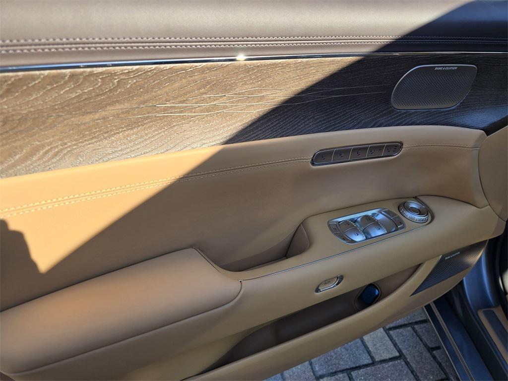 new 2025 Genesis G90 car, priced at $91,700