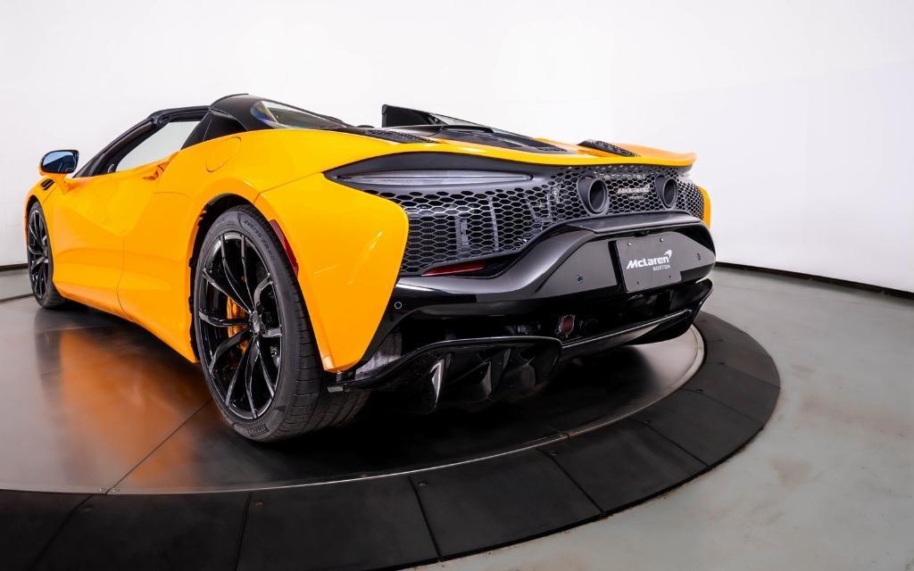 new 2025 McLaren Artura car, priced at $345,818