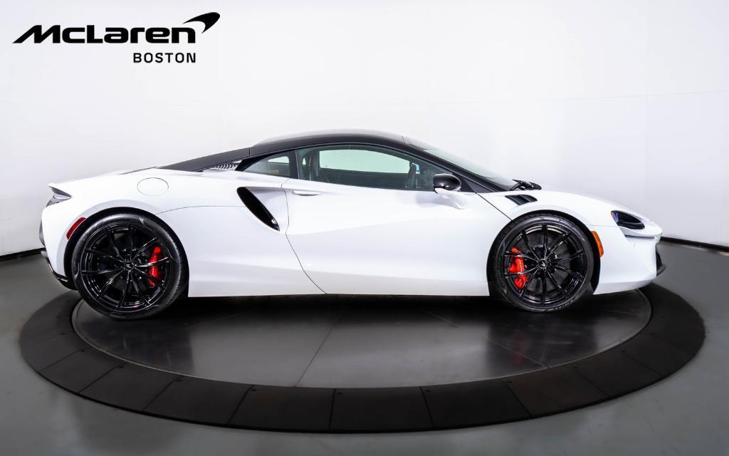 new 2024 McLaren Artura car, priced at $271,250