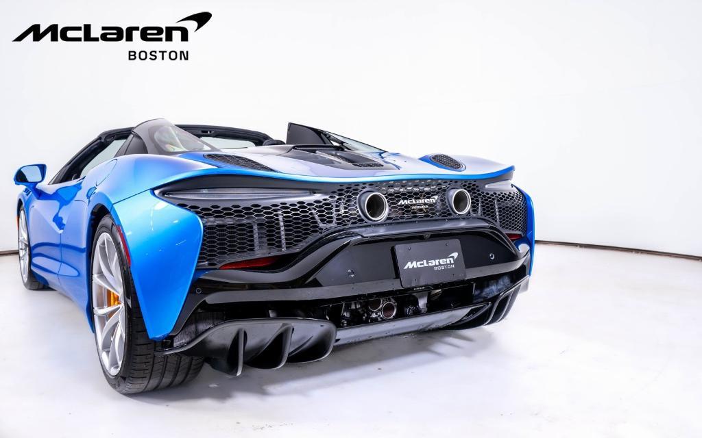 new 2025 McLaren Artura car, priced at $320,808