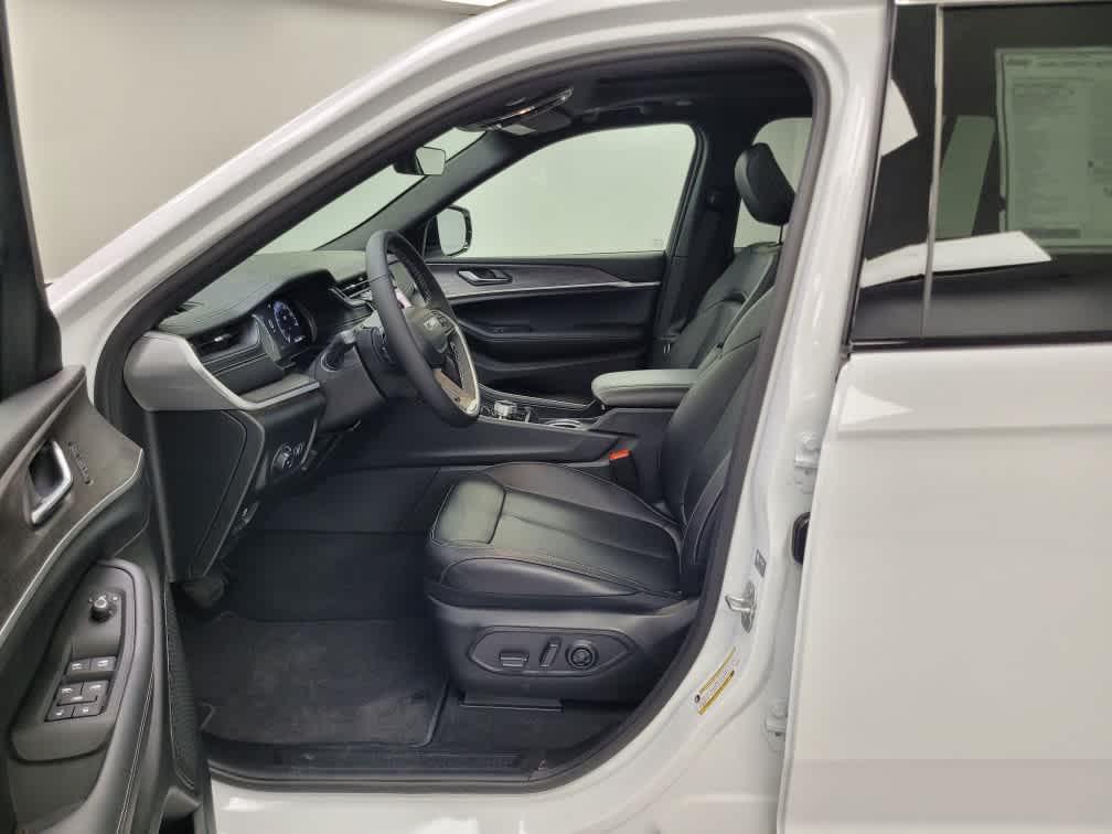 new 2025 Jeep Grand Cherokee car, priced at $48,040