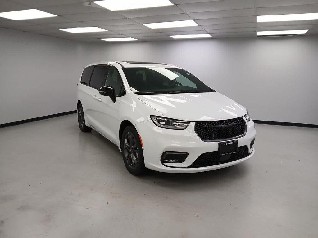 new 2026 Chrysler Pacifica car, priced at $46,185