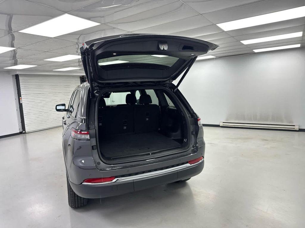 new 2025 Jeep Grand Cherokee car, priced at $40,170