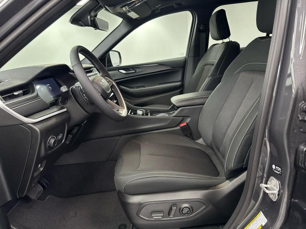 new 2025 Jeep Grand Cherokee car, priced at $40,170