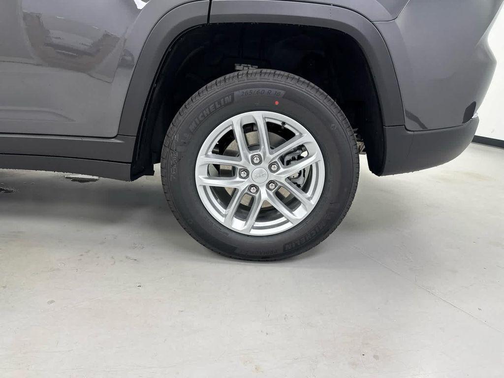 new 2025 Jeep Grand Cherokee car, priced at $40,170