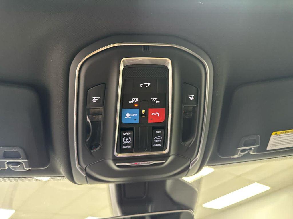 new 2025 Jeep Grand Cherokee car, priced at $40,170