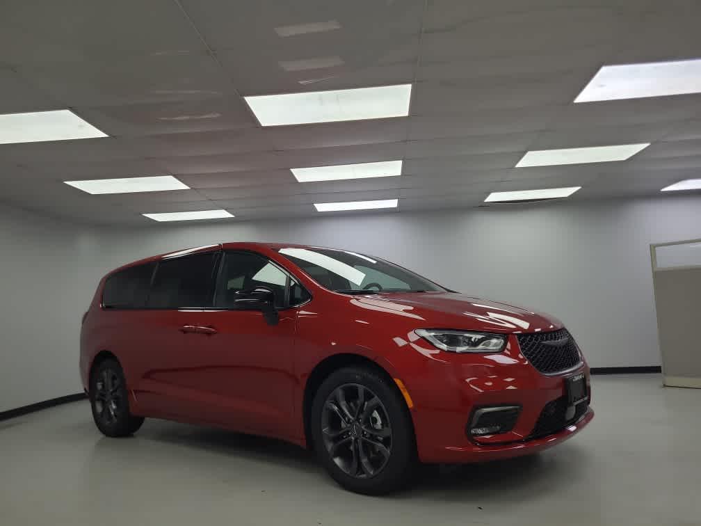 new 2026 Chrysler Pacifica car, priced at $44,785