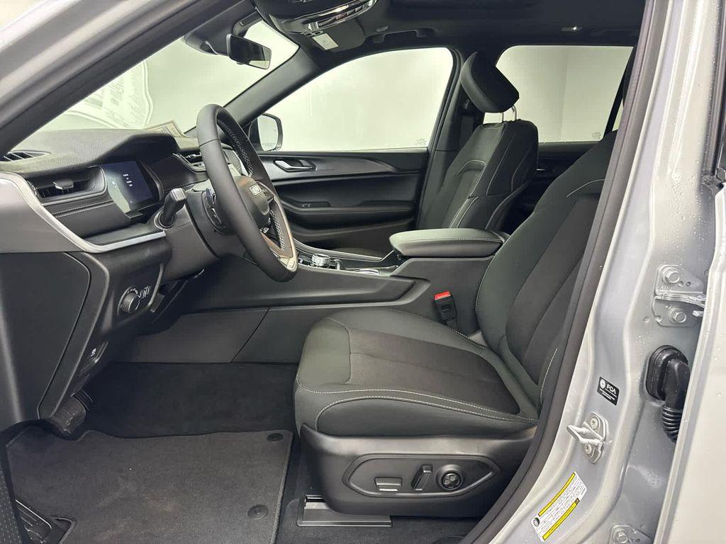 new 2025 Jeep Grand Cherokee car, priced at $40,170