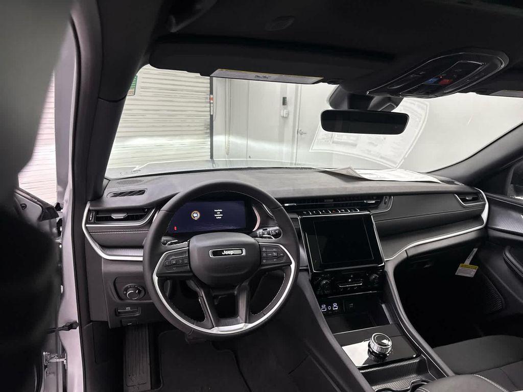 new 2025 Jeep Grand Cherokee car, priced at $40,170