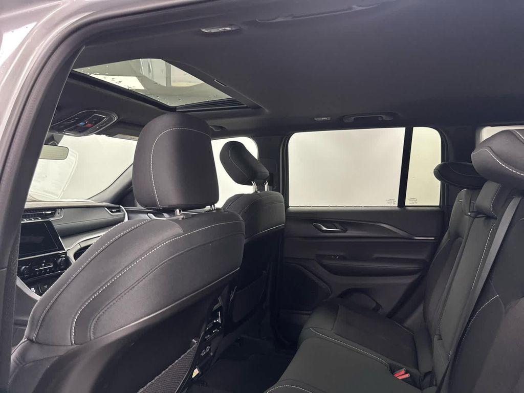 new 2025 Jeep Grand Cherokee car, priced at $40,170