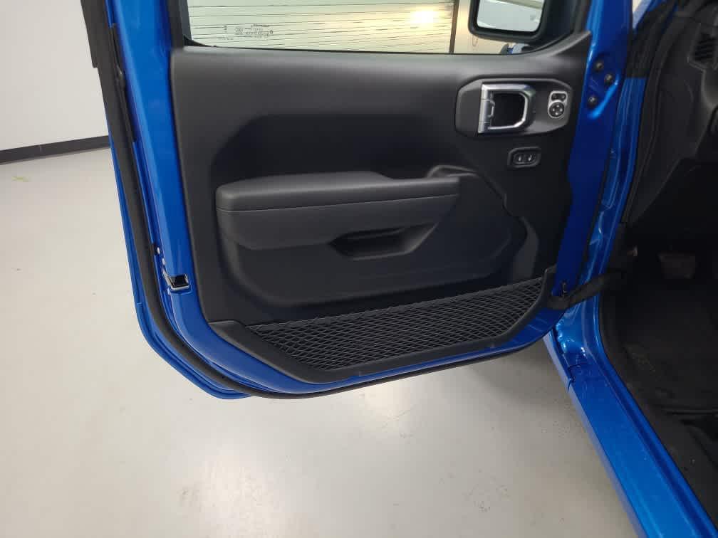 new 2025 Jeep Wrangler car, priced at $47,670