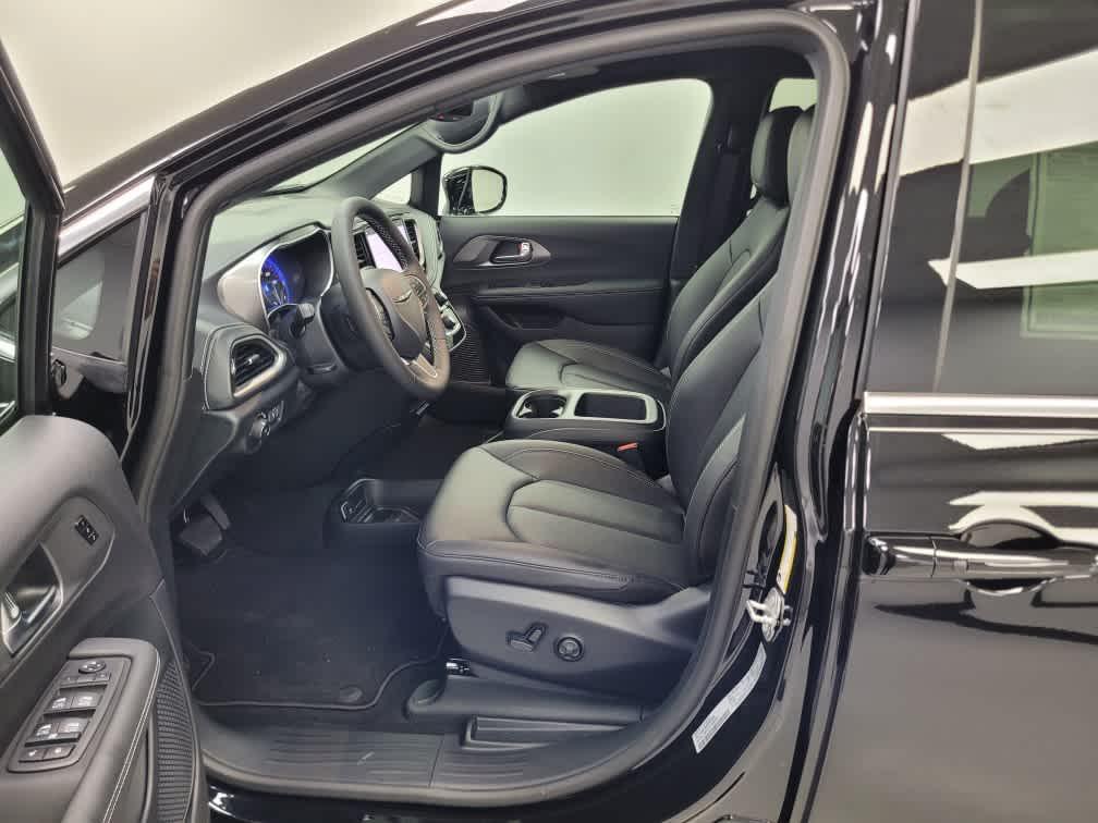 new 2025 Chrysler Pacifica car, priced at $41,225