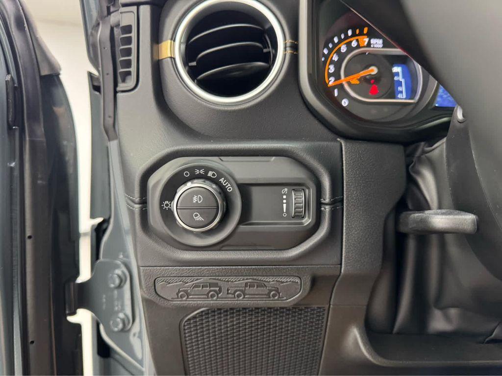 new 2025 Jeep Gladiator car, priced at $48,095