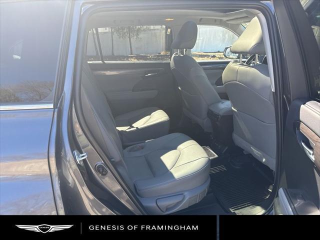 used 2022 Toyota Highlander car, priced at $42,998