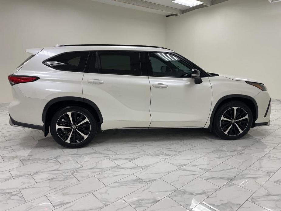 used 2021 Toyota Highlander car, priced at $32,900