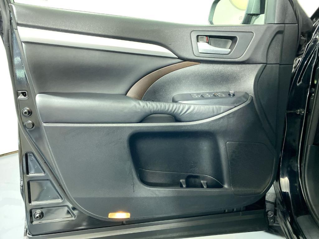 used 2015 Toyota Highlander car, priced at $19,126