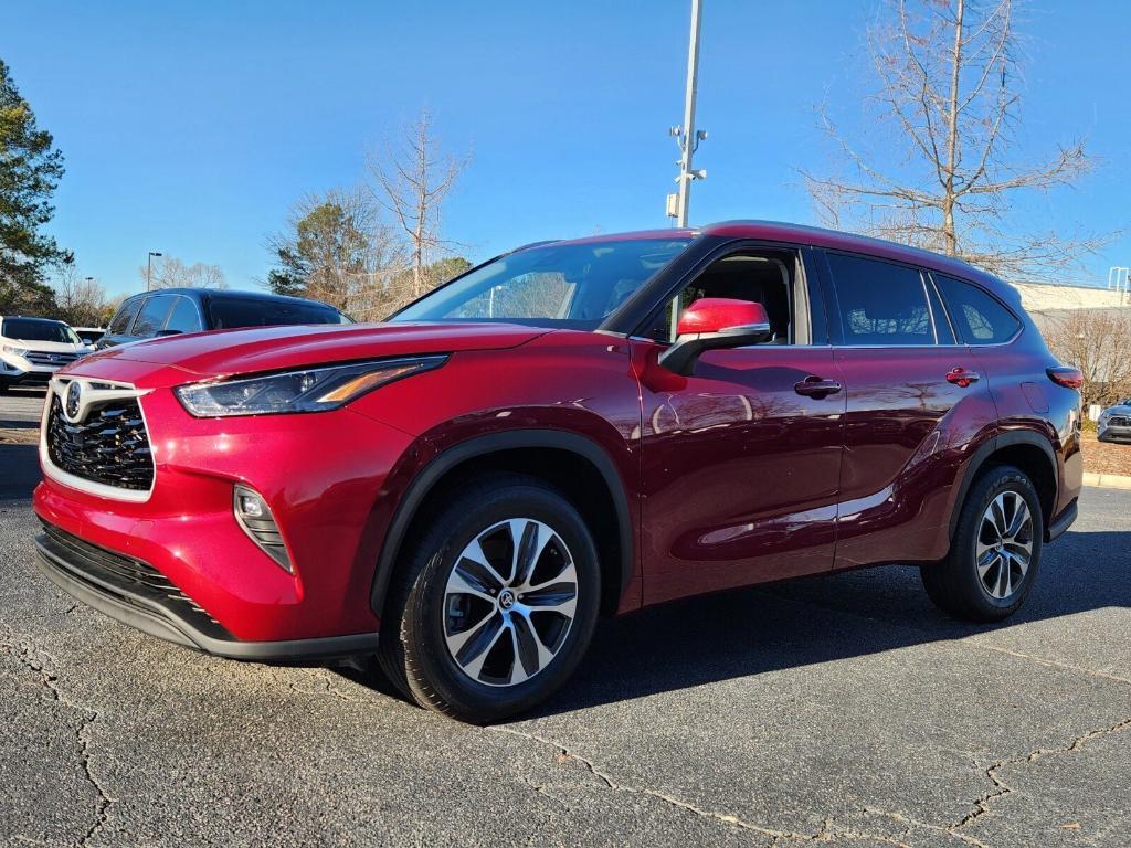 used 2022 Toyota Highlander car, priced at $35,382