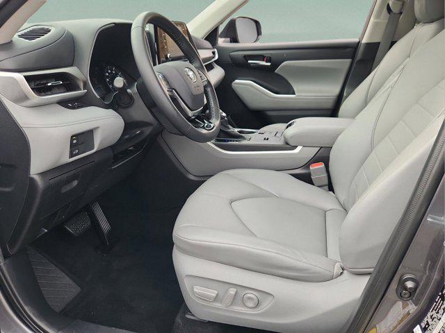 used 2021 Toyota Highlander Hybrid car, priced at $35,711