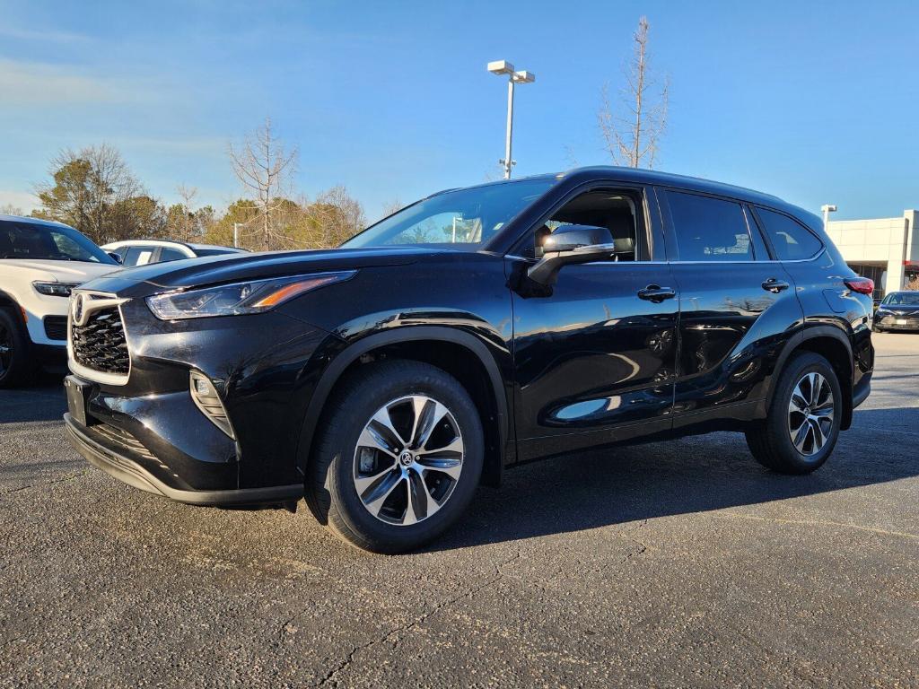 used 2023 Toyota Highlander car, priced at $38,616