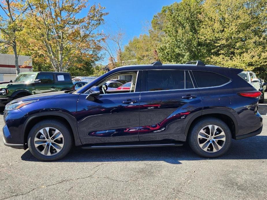 used 2022 Toyota Highlander car, priced at $38,026