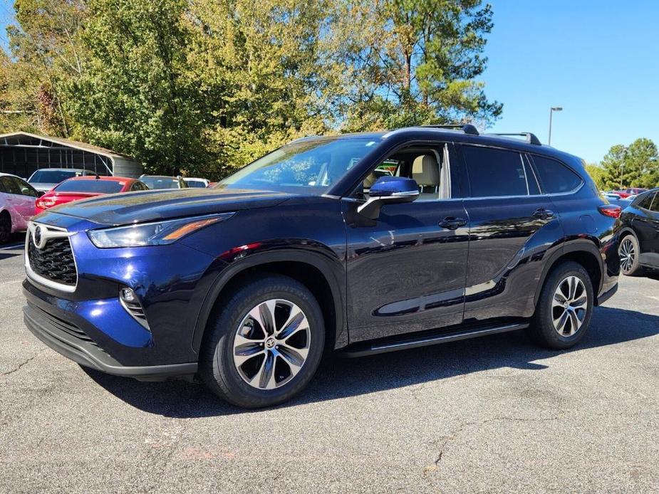 used 2022 Toyota Highlander car, priced at $38,026