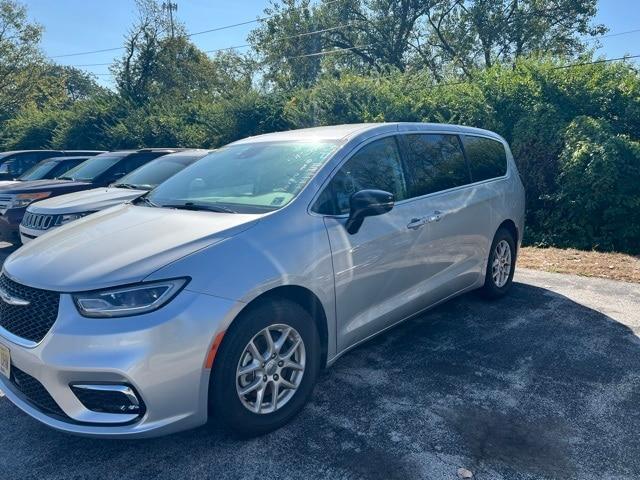 used 2024 Chrysler Pacifica car, priced at $30,995