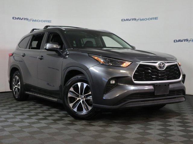 used 2022 Toyota Highlander car, priced at $32,731