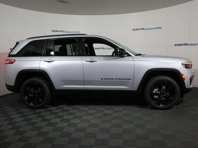 new 2025 Jeep Grand Cherokee car, priced at $50,220