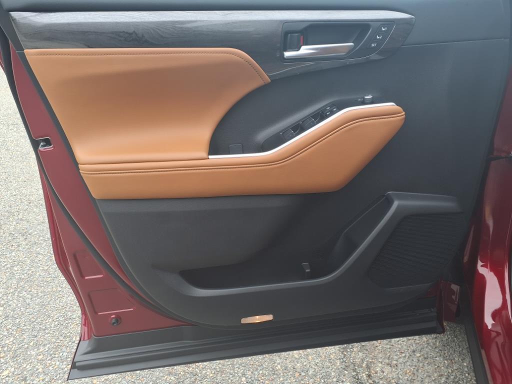new 2025 Toyota Highlander car, priced at $55,832