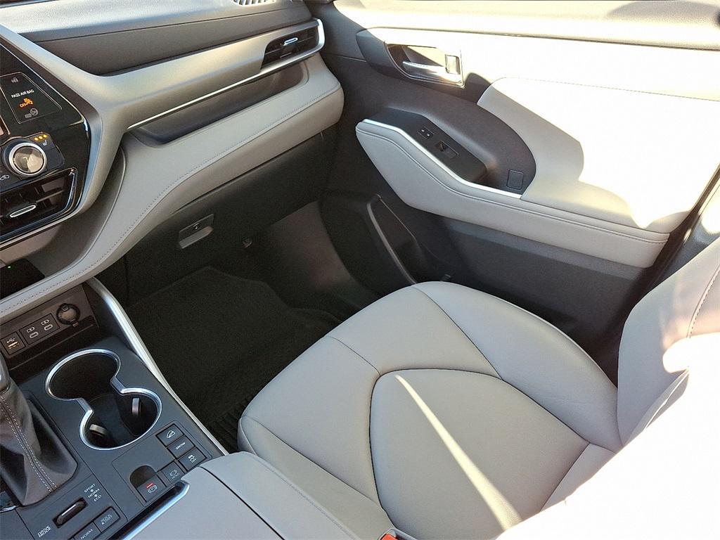 used 2024 Toyota Highlander car, priced at $44,126