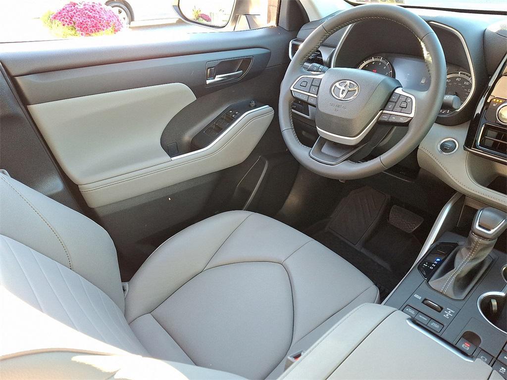 used 2024 Toyota Highlander car, priced at $44,126