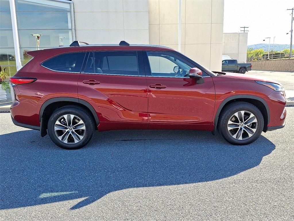 used 2022 Toyota Highlander car, priced at $36,977