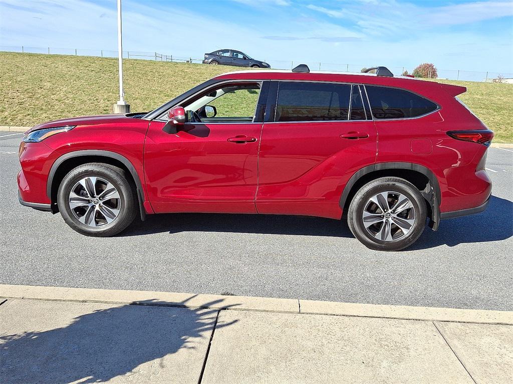 used 2022 Toyota Highlander car, priced at $36,977