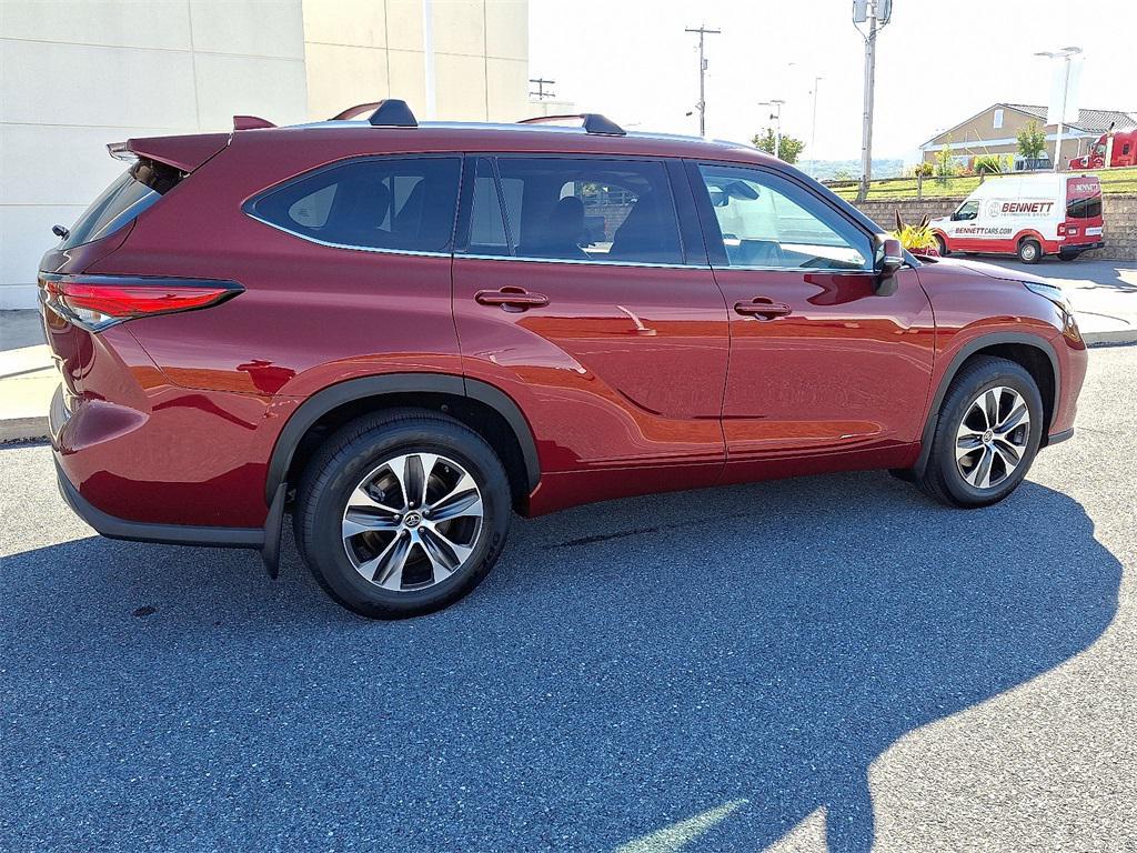 used 2022 Toyota Highlander car, priced at $36,977