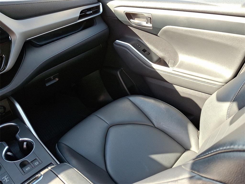 used 2022 Toyota Highlander car, priced at $36,977