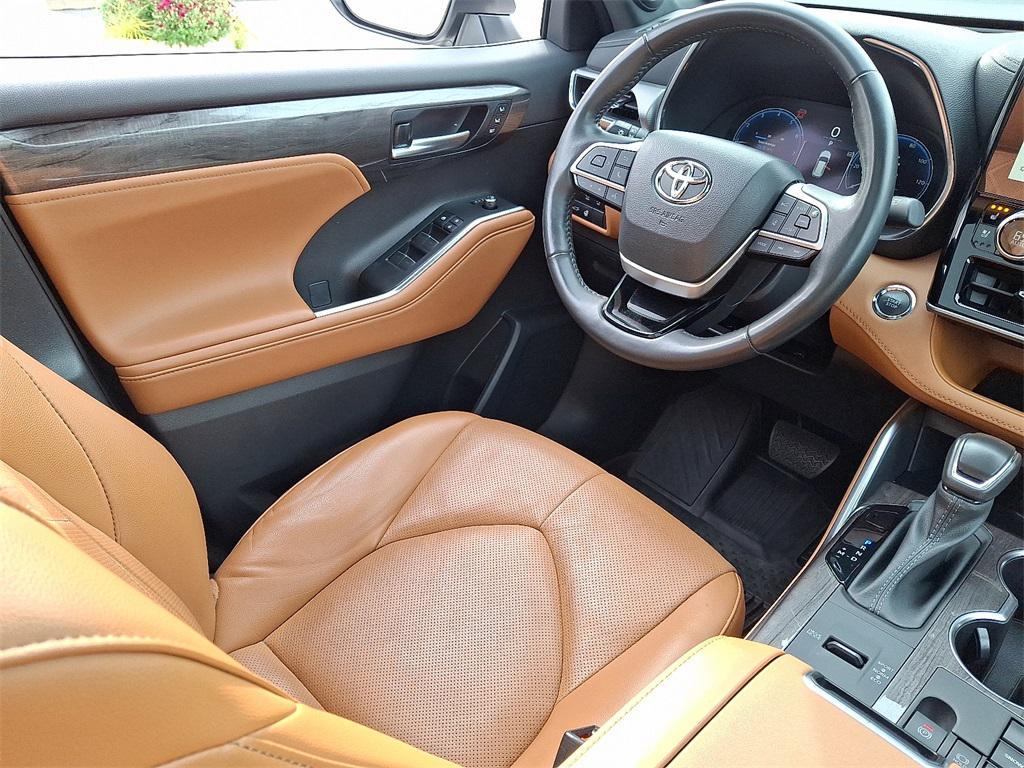 used 2023 Toyota Highlander car, priced at $42,548