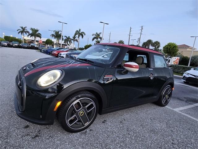 used 2023 MINI SE Hardtop car, priced at $19,900