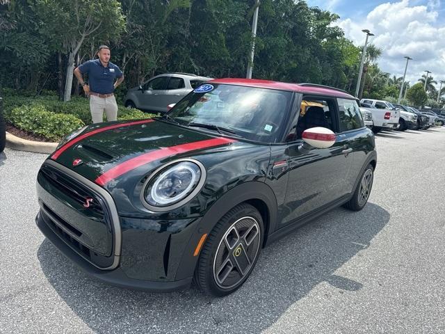 used 2023 MINI SE Hardtop car, priced at $24,900