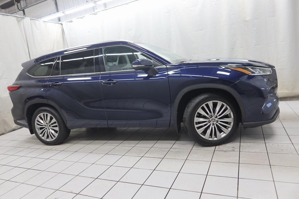 used 2022 Toyota Highlander car, priced at $41,521