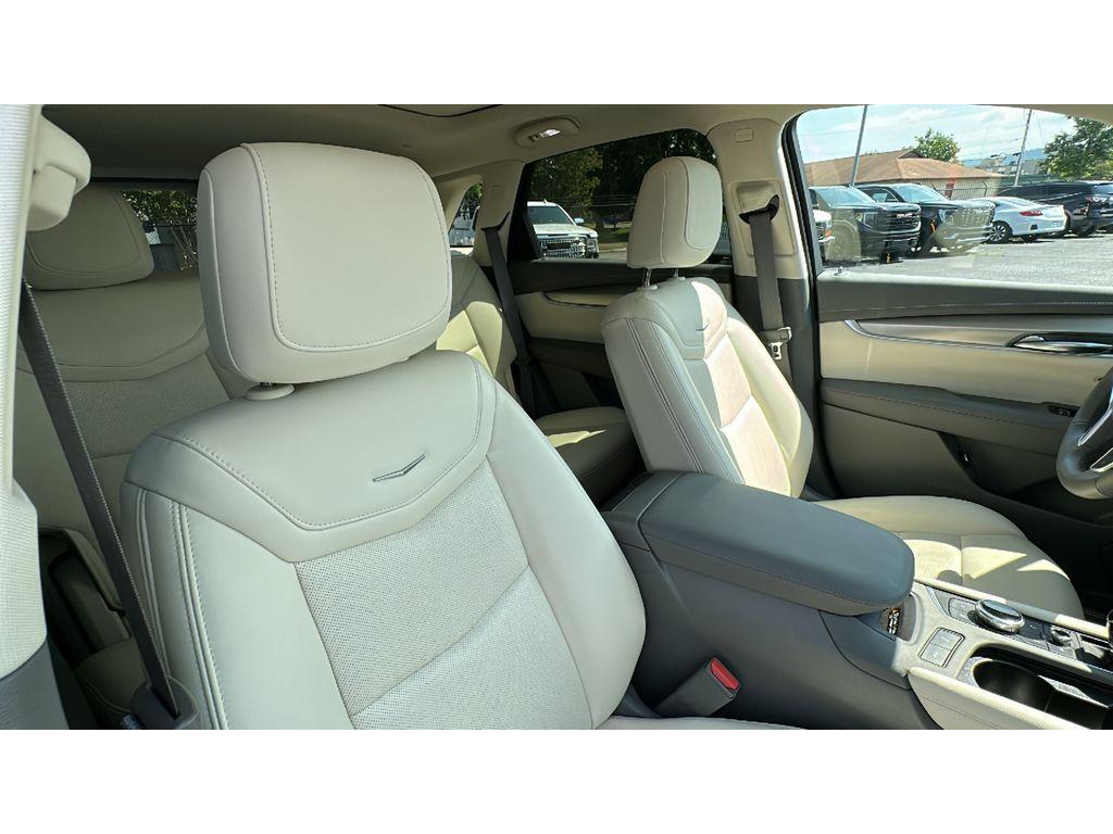 used 2022 Cadillac XT5 car, priced at $31,898