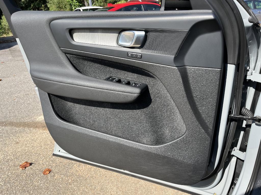 used 2024 Volvo XC40 car