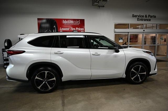 used 2022 Toyota Highlander car, priced at $38,900