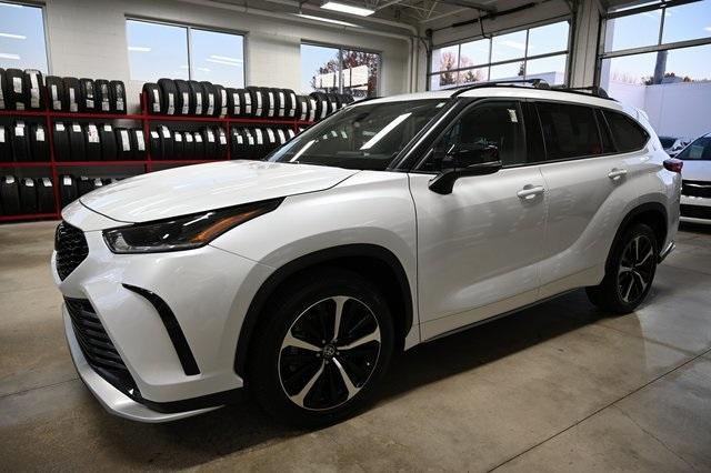 used 2022 Toyota Highlander car, priced at $38,900