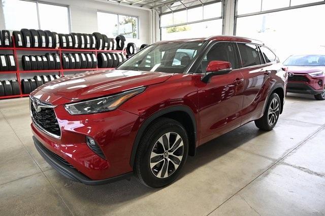 used 2022 Toyota Highlander car, priced at $38,600